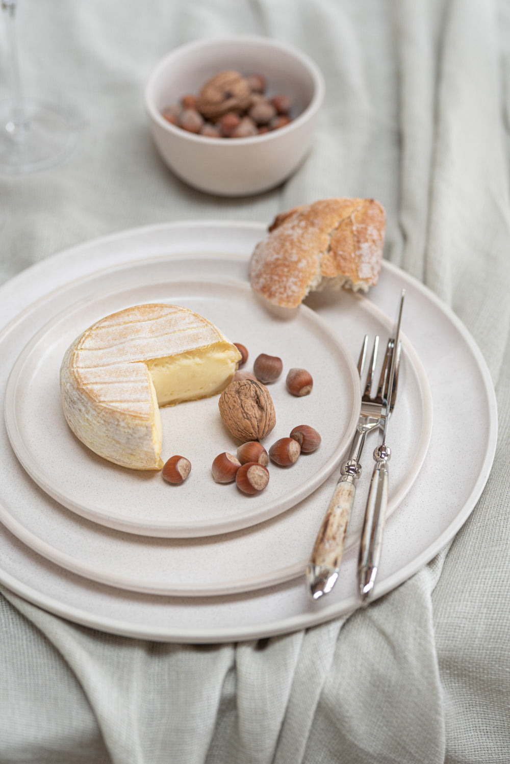 Cream Round Ceramic Plate in Ivory Finish with Knife and Fork